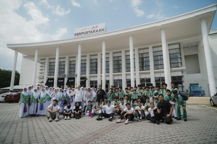 SMP Islam Al Azhar BSD baru saja menyelesaikan program 'English Camp' di dua negara Asean yakni Malaysia dan Singapura selama lima hari terhitung sejak 17-21 April 2025.