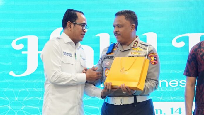 PT ASDP Indonesia Ferry (Persero) memberikan penghargaan ke Korlantas Polri yang diterima secara langsung oleh Kakorlantas Polri Irjen Pol Agus Suryonugroho.