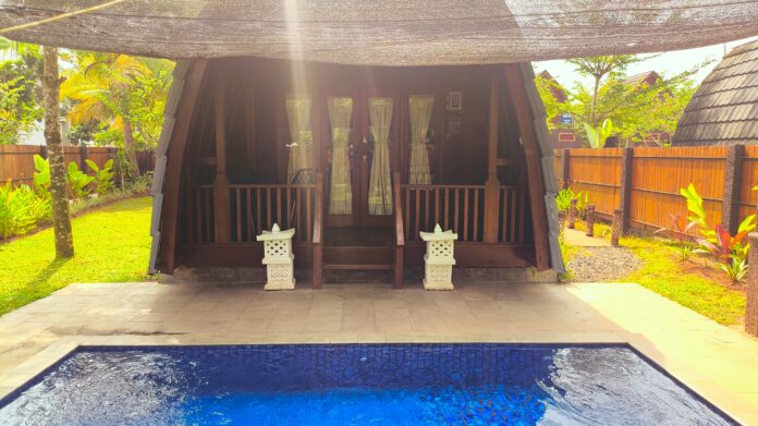 Nemuru Villa Ubud Anyer menawarkan paket liburan seru yakni Staycation Maximal dengan tipe kamar Suites Family.