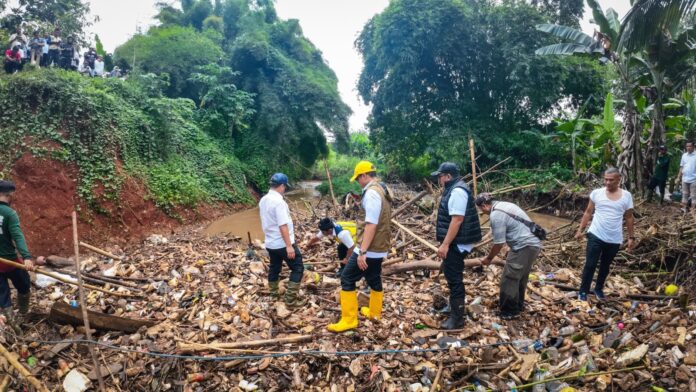 Wakil Wali Kota Tangerang Selatan (Tangsel), Pilar Saga Ichsan turun langsung melakukan pengecekan pembersihan sampah ke lokasi aliran Kali Angke.