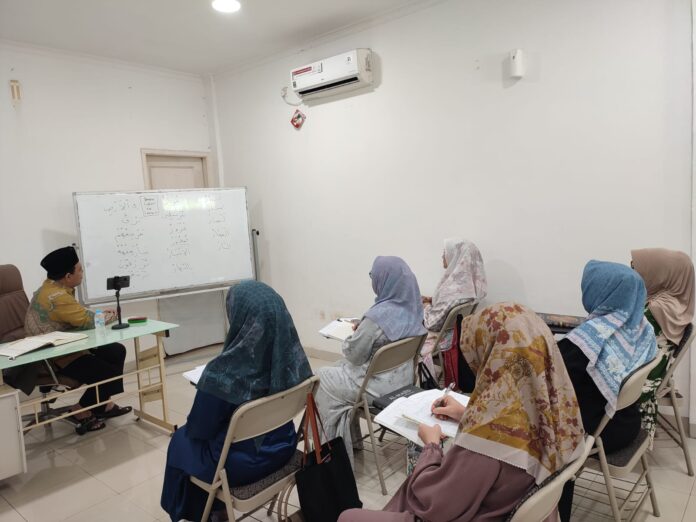 Yayasan Al Mishbah yang berlokasi di Sawah Baru, Ciputat, Tangsel yang merupakan Yayasan Pendidikan Al-Qur'an mempunyai metode tersendiri untuk belajar membaca Al-Qur'an.