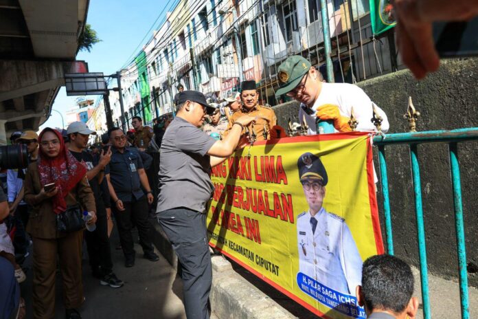 Pemerintah Kota (Pemkot) Tangerang Selatan (Tangsel) terus menggencarkan penataan kawasan Pasar Ciputat demi menciptakan lingkungan yang tertib, bersih, dan nyaman.