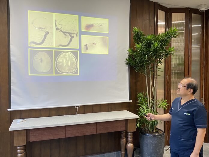 Dr. dr. Harsan, Sp. BS, K, M. Kes, Dokter Spesialis Bedah Saraf Subspesialis Neurovaskular di Siloam Hospitals Lippo Village.