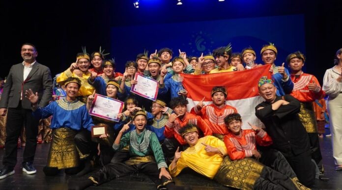 Tim Misi Budaya SMA Al Bayan sebagai Juara Umum dan peraih Medali Emas serta Piala Super Grand Prix di Spanyol.