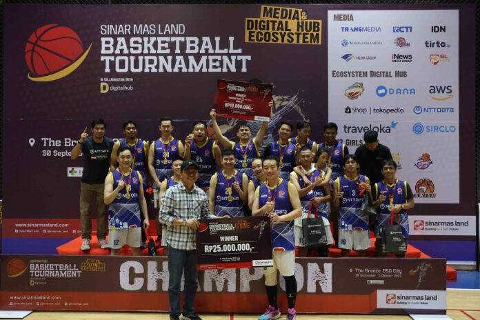 Iskandar Nordat, Sekretaris Dinas Pemuda, Olahraga, Kebudayaan dan Pariwisata Kabupaten Tangerang menyerahkan secara simbolis piala bergilir dan hadiah kepada tim NTT Data sebagai Juara 1 Sinar Mas Land Basketball Tournament 2025, pada Minggu (5/10) lalu di Elite Basketball Court, The Breeze BSD City.