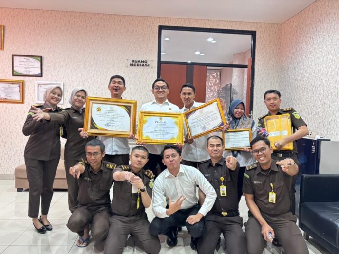 Bidang Perdata dan Tata Usaha Negara (Datun) Kejari Tangsel berhasil meraih peringkat pertama sebagai Satuan Kerja Terbaik, sementara Bidang Intelijen menempati peringkat kedua di tingkat Kejati Banten.