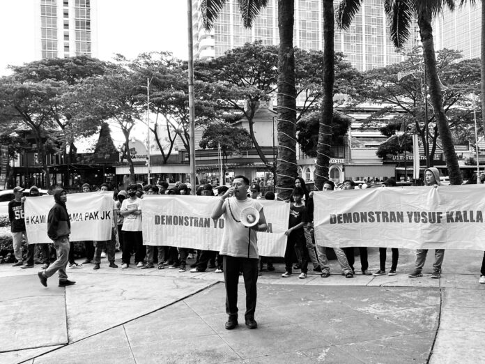 Solidaritas Mahasiswa Demokrasi (SOMASI) melakukan aksi demonstrasi di depan Menara Matahari, Lippo Village, Tangerang pada Jumat, 5 Desember 2025.