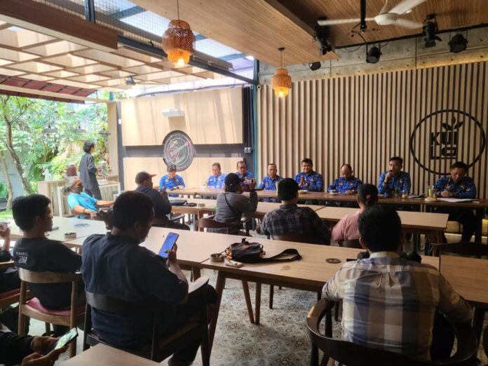 Jajaran Dinas Perumahan Rakyat, Kawasan Permukiman dan Pertanahan (Perkimta) Kota Tangerang Selatan bersama dengan awak media.