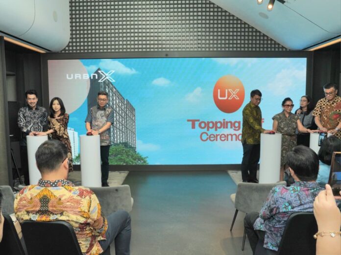 Topping off Tower UX, apartemen premium yang berada di kawasan URBN X, CBD Lippo Village Sentral, pada Jumat, 19 Desember 2025.