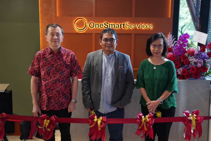Herry Hendarta (Deputy Group CEO Strategic Development and Assets Sinar Mas Land), Irvan Yasni (CEO OneSmartServices) dan Monik William (Deputy Group CEO Township Development Sinar Mas Land) dalam peresmian Head Quarter OneSmartServices di Green Office Park 9, BSD City, pada 9 Juli 2025.