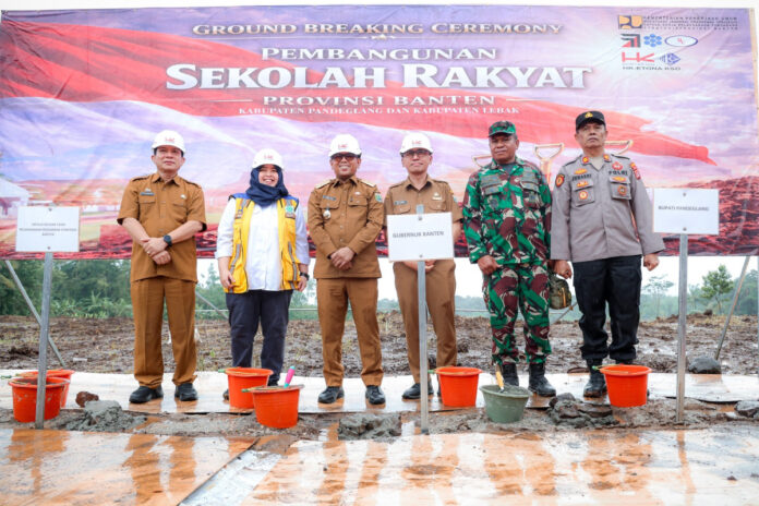 Gubernur Banten Andra Soni, secara resmi melakukan peletakan batu pertama (groundbreaking) pembangunan Sekolah Rakyat Provinsi Banten.