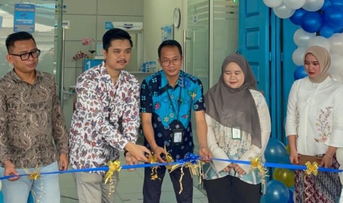 Kantor cabang WOM Finance Tigaraksa resmi beroperasi di Jl. Raya Serang, Ruko Cibadak Indah Kavling R5, Desa Sukanegara, Kecamatan Cikupa, Kabupaten Tangerang, Banten.