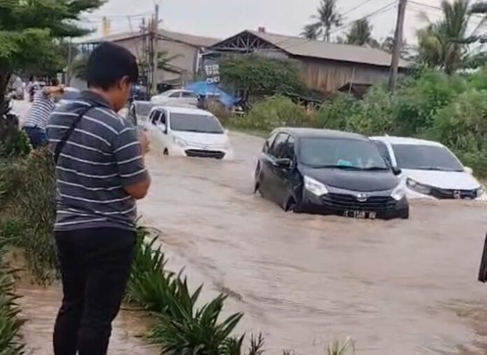 Akses utama menuju kawasan wisata Anyer melalui Jalan Anyer–Cilegon mulai kembali dapat dilintasi kendaraan pada Sabtu (3/1/2026).