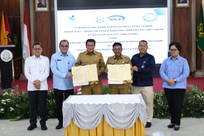 Pemerintah Kabupaten (Pemkab) Tangerang bersama Pemerintah Kota (Pemkot) Tangerang menuntaskan proses penandatanganan Berita Acara Serah Terima (BAST) Hibah Aset Jaringan Perpipaan dan Sambungan Langganan Wilayah III Kota Tangerang dari Perumdam Tirta Kerta Raharja (TKR) Kabupaten Tangerang kepada Perumda Tirta Benteng (TB) Kota Tangerang