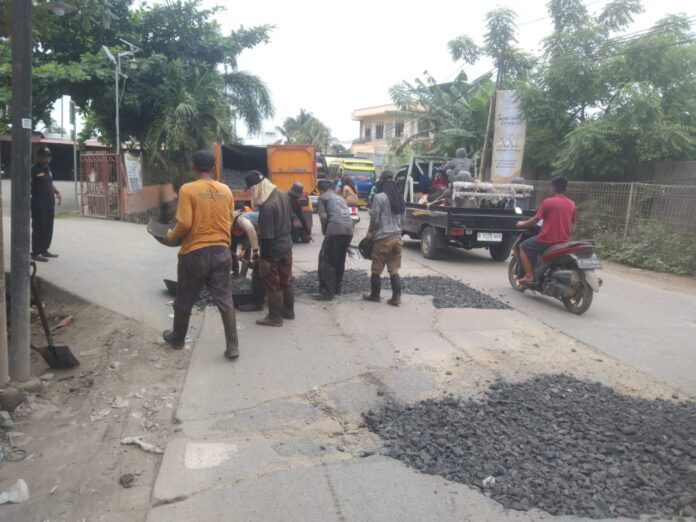 DBMSDA saat perbaikan ruas jalan di wilayah Kecamatan Teluknaga